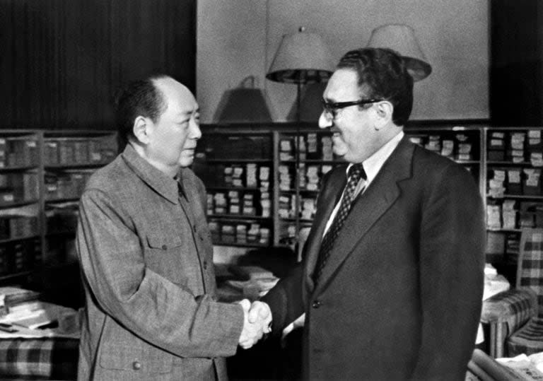 Henry Kissinger junto al líder chino Mao Tse-tung en Pekín en 1973