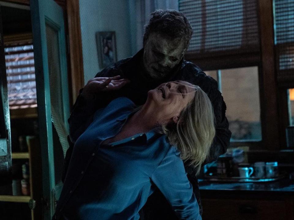 James Jude Courtney as Michael Myers fighting Jamie Lee Curtis as Laurie Strode.