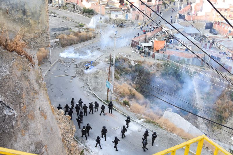 FOTO DE ARCHIVO-Policías bloquean una carretera durante una protesta de productores de coca por el control de un mercado, en La Paz, Bolivia.