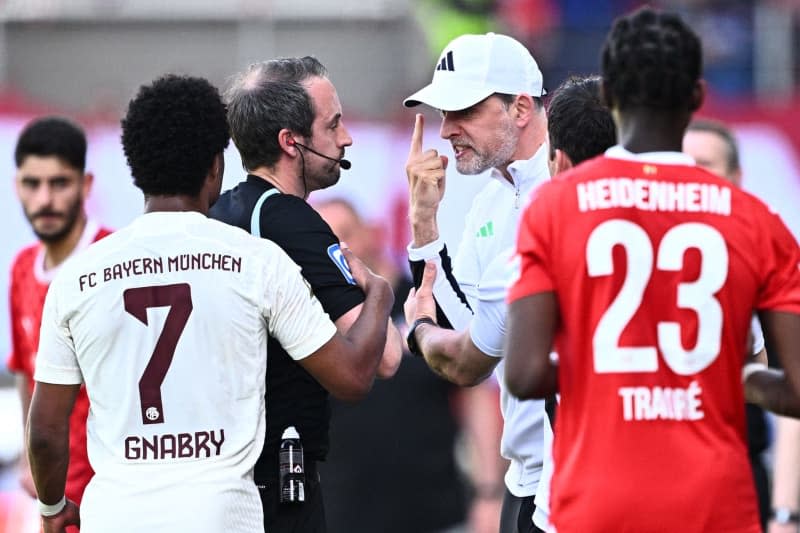 Munich head coach Thomas Tuchel complains to referee Robert Schroeder during the German Bundesliga soccer match between 1. FC Heidenheim and Bayern Munich at Voith-Arena. Tom Weller/dpa