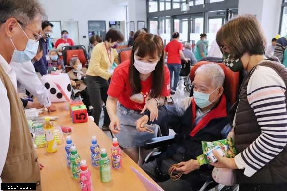 麻豆新樓護理之家帶領住民及家屬春天探險趣，透過趣味遊戲動腦及活動筋骨，豐富心靈留下溫暖回憶。（記者李嘉祥攝）