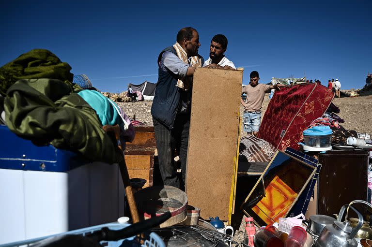 Los habitantes regresan a lo que quedó de sus casas y tratan de rescatar algo de sus pertenencias