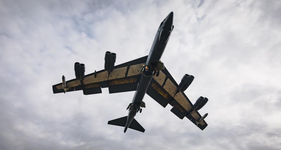 B-52 bomber lands in UK