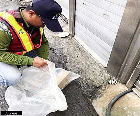 潔隊員協助處理毛小孩遺體照片（非新聞當事者）。