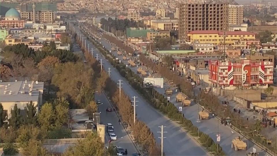大閱兵炫美軍軍武！塔利班阿富汗首都裝甲車列隊遊行 宣示轉型正規 