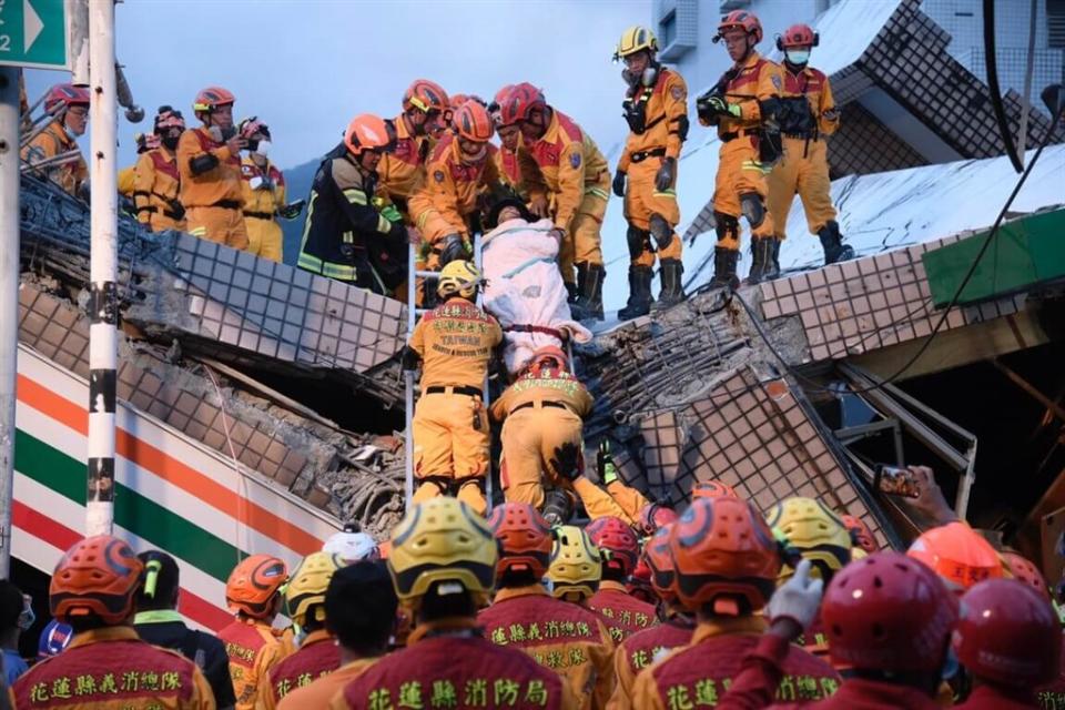 台東池上18日下午發生芮氏規模6.8地震，花蓮縣玉里鎮中山路2段有超商樓房倒塌，警消救出受困4人。（花蓮縣政府提供）
