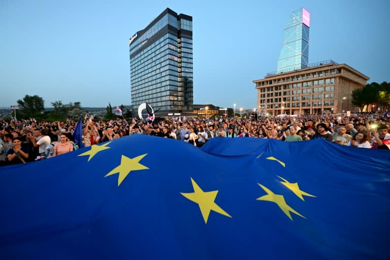 In Georgien sind am Sonntag erneut tausende Menschen gegen ein geplantes Gesetz zur "ausländischen Einflussnahme" auf die Straße gegangen. Rund 20.000 Demonstranten versammelten sich mit georgischen Flaggen und EU-Fahnen in der Hauptstadt Tiflis. (Vano SHLAMOV)