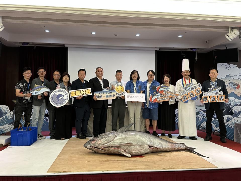 台南富信大飯店與屏東東港區漁會合作引進優質黑鮪魚。（記者施春瑛攝）