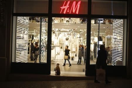 A dog waits its owner at a Hennes & Mauritz (H&M) store in downtown Lisbon December 2, 2014. REUTERS/Rafael Marchante