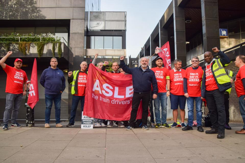 London, UK. 30th September 2023. ASLEF train drivers’ union General Secretary Mick Whelan joins the picket outside Euston Station as train drivers continue their strikes over pay. Credit: Vuk Valcic/Alamy Live News