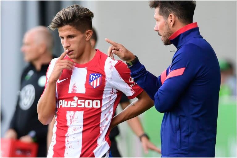 Otros tiempos: Diego Simeone y Giuliano, antes de ingresar a la cancha