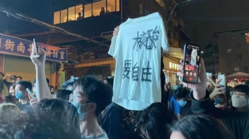 抗議民眾高舉「要自由」的白衣，走上街頭抗議中共嚴厲封控。 (來源：Twitter：李老師不是你老師)