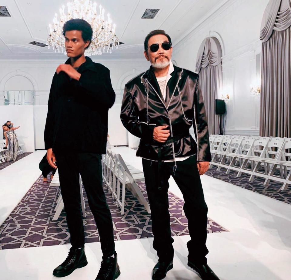 林經甫（右）為設計師Christian Colorado在紐約時裝週的展演開場。圖為排練畫面。（時尚老人粉專提供）