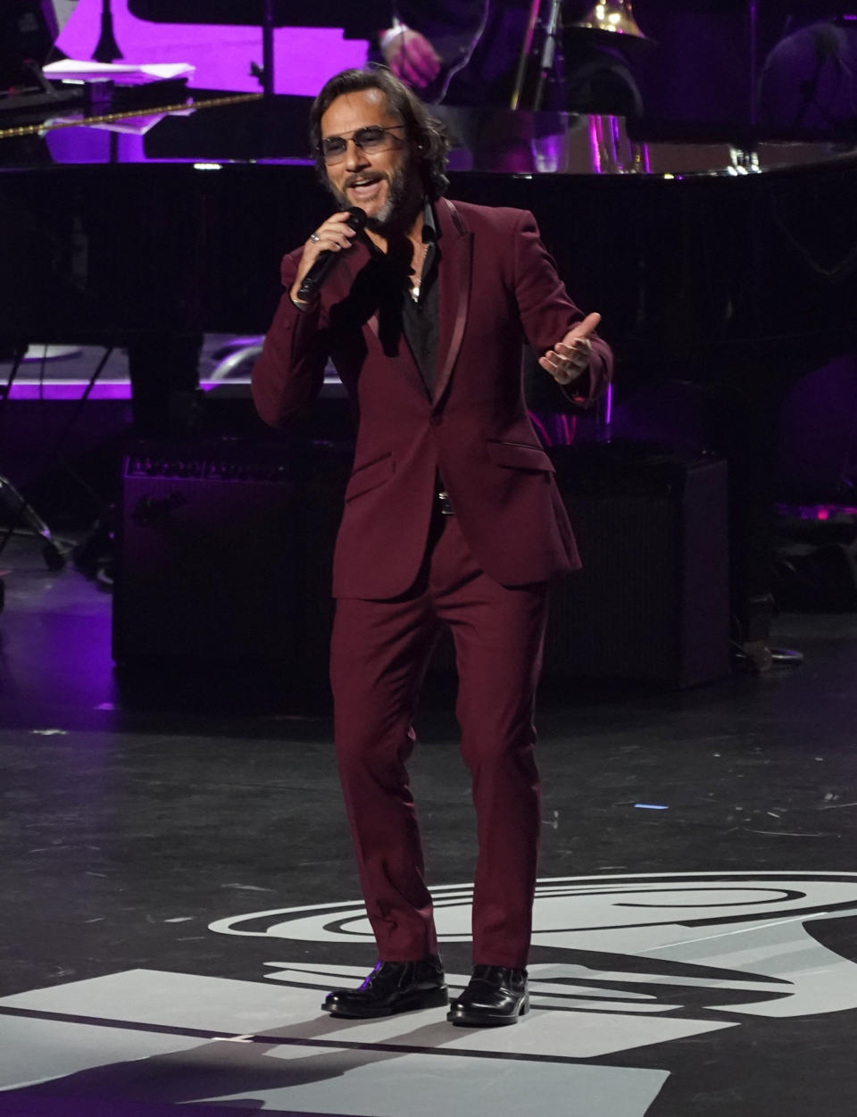 Diego Torres interpreta "El cantante" en la gala en honor a Rubén Blades como Persona del Año de la Academia Latina de la Grabación, el miércoles 17 de noviembre de 2021 en el hotel y casino Mandalay Bay en Las Vegas. (AP Foto/Chris Pizzello)