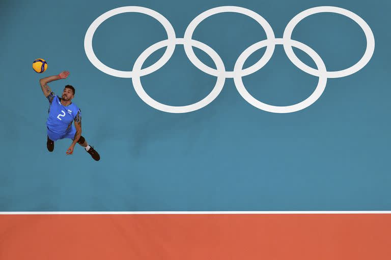 El día 4 de los JJOO tendrá varias participaciones argentinas. En foto: Federico Pereyra da un servicio en la derrota del vóley argentino contra Rusia, el 24 de julio. (Antonin Thuillier / AFP)