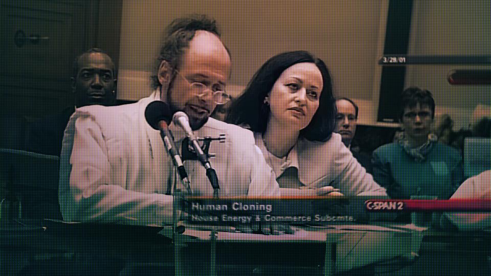 Raël y Brigitte Boisselier declarando en el Congreso de Estados Unidos (cortesía de Netflix)