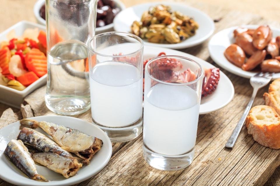 Ouzo ist das Nationalgetränk in Griechenland. Der Anisschnaps wird traditionell als Aperitif und oft zu Mezedes wie Oktopus, Käse und Oliven gereicht. Die Griechen trinken Ouzo oft auch mit Wasser oder Eiswürfeln. Seit dem 15. Jahrhundert ist das Getränk in der griechischen und auch türkischen Kultur sowie in der Volksmedizin verwurzelt. Viele gönnen sich auch einen Schuss Ouzo im Kaffee. (Bild: iStock / Rawf8)