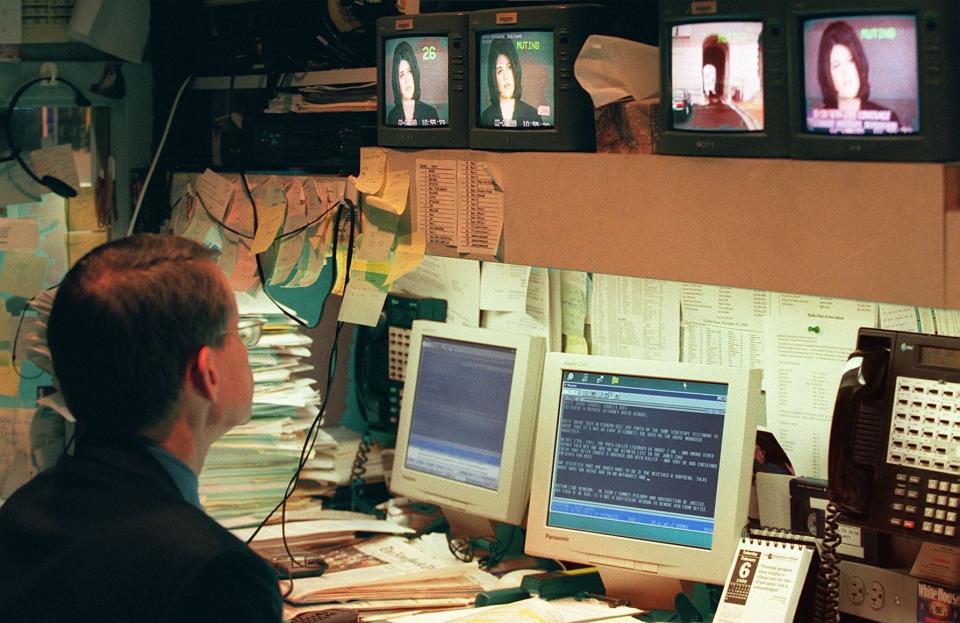 An unidentified reporter watches 06 February at his desk in the White House press room as the videotaped testimony of Monica Lewinsky is played in the US Senate during the impeachment trial of US President Bill Clinton.