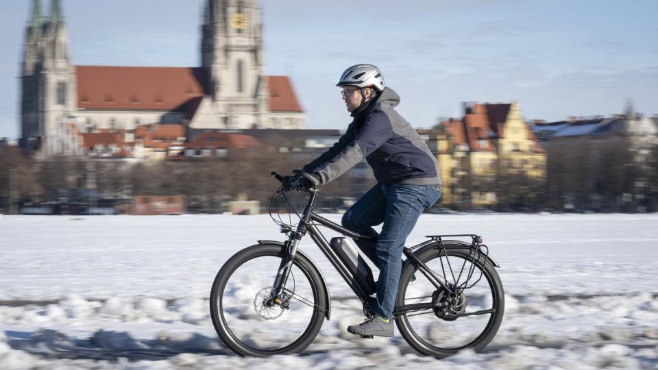 Ganzjährig unter Strom: Wer sein Pedelec auch im Winter nutzt, sollte seine Fahrweise an die kalte Jahreszeit anpassen.