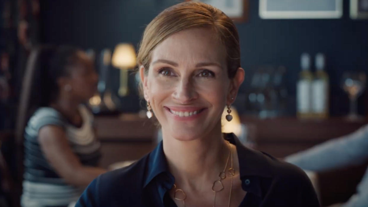  Julia Roberts smiling in Ticket to Paradise. 