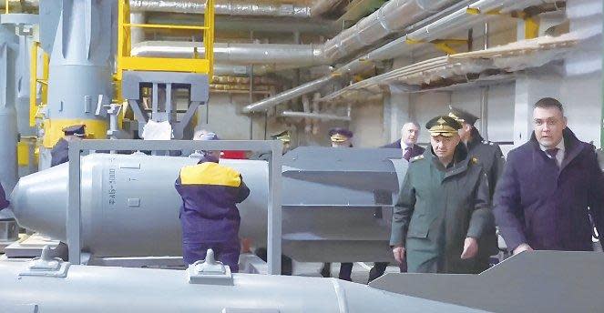  俄羅斯前國防部長紹伊古到兵工廠進行視察，後方工人在組裝的炸彈就是 FAB-3000 型炸彈。 圖：擷取自 何天恩 微博帳號 