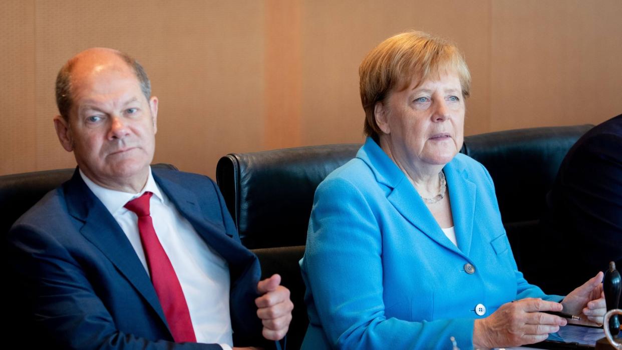 Bundeskanzlerin Angela Merkel und Bundesfinanzminister Olaf Scholz nehmen an der Sitzung des Bundeskabinetts teil. Foto: Kay Nietfeld