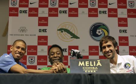 Cuba's soccer player Yenier Marquez (L), former Brazilian soccer star Pele (C) and New York Cosmos player Raul Gonzalez (R) join hands after a news conference in Havana June 1, 2015. REUTERS/Enrique de la Osa