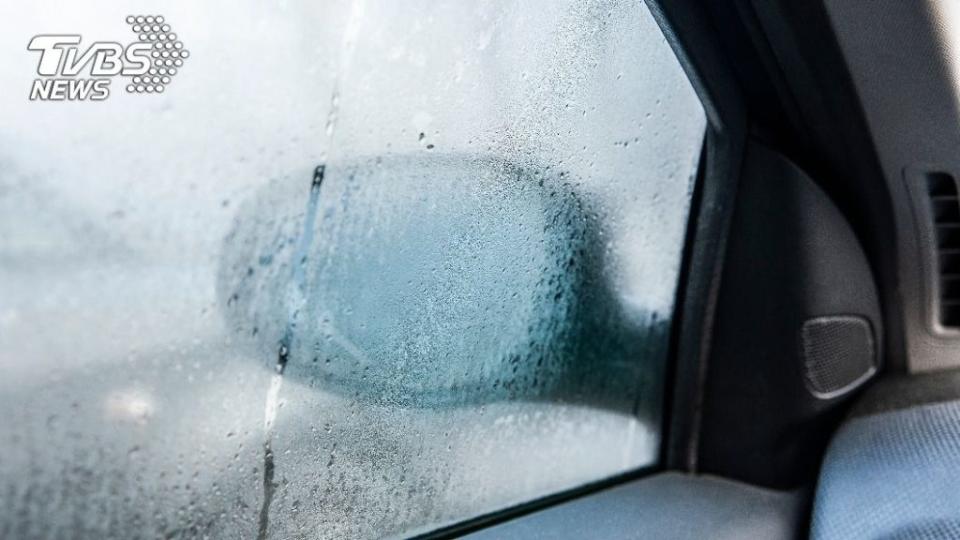 大雨中開車常因視線不清導致車禍，但如果會使用燈具與檢查輪胎，都能讓風險降到最低。(圖片來源/ TVBS)