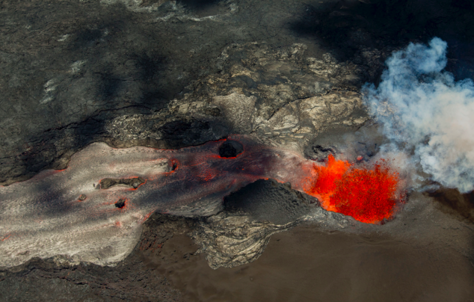 <em>A fissure continues to blast fresh lava several hundred feet in the air and flow towards Kapoho (PA)</em>