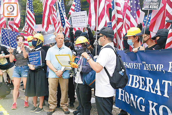 早前有示威者到美國駐香港總領事館，要求訂立《香港人權與民主法》。
