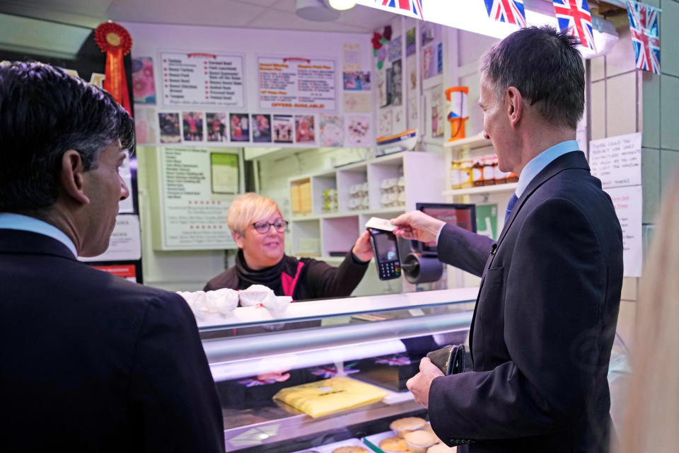 inflation  Chancellor Jeremy Hunt purchases pork pies with British Prime Minister Rishi Sunak as they visit Accrington Market Hall, in Accrington, Britain January 19, 2023.?Christopher Furlong/Pool via REUTERS