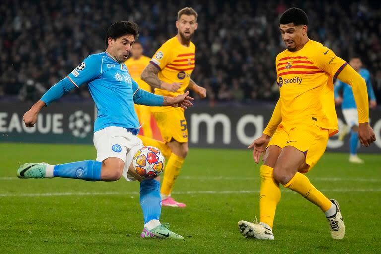 Gio Simeone ingresó en los últimos 20 minutos; remata ante el cruce de Ronald Araujo en el empate entre Napoli y Barcelona