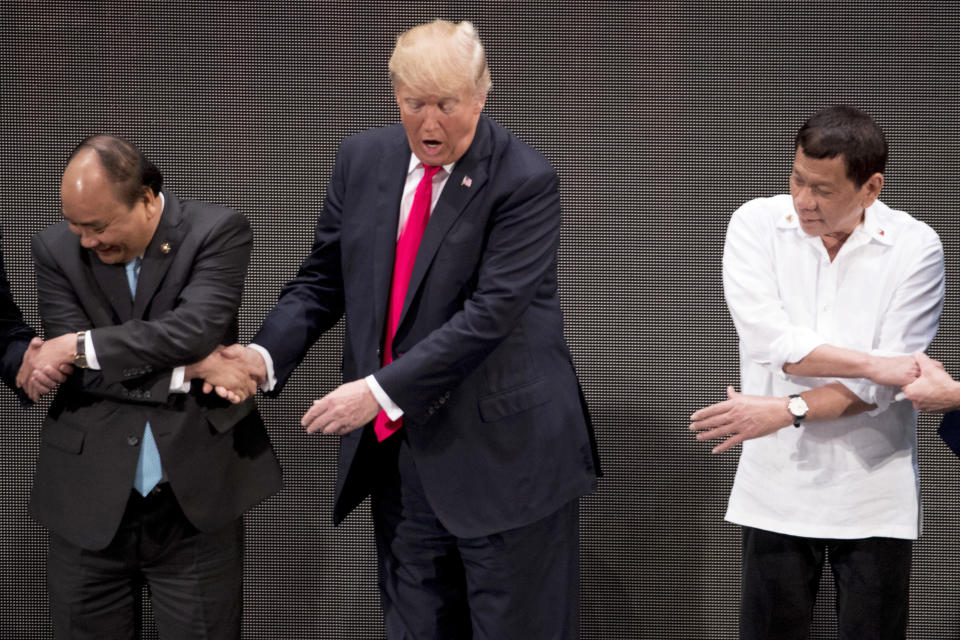 (FOTOS) El apretón de manos que puso en apuros a Donald Trump