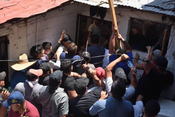 Intento de linchamiento en Taxco por asesinato de Camila Gómez. Foto: Cuartoscuro