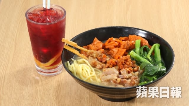 三餸車仔麵（連飲品）：串燒、甜酸齋、豬油渣配油麵，凍檸樂，$36。