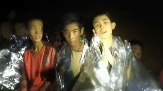 Thailand Cave Rescue: Boys and Coach Exchange Notes With Loved Ones Waiting  Outside