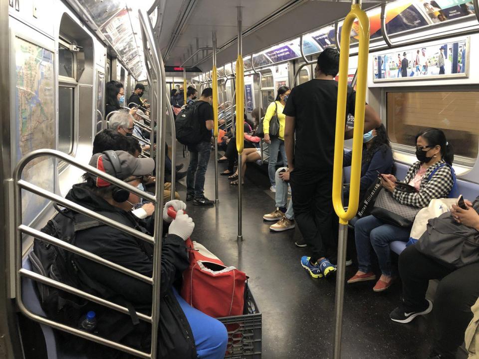 MTA紀錄顯示，隨著乘客回流，地鐵車廂內也出現愈來愈多尿液、糞便、嘔吐物和血液。(記者顏嘉瑩/攝影)