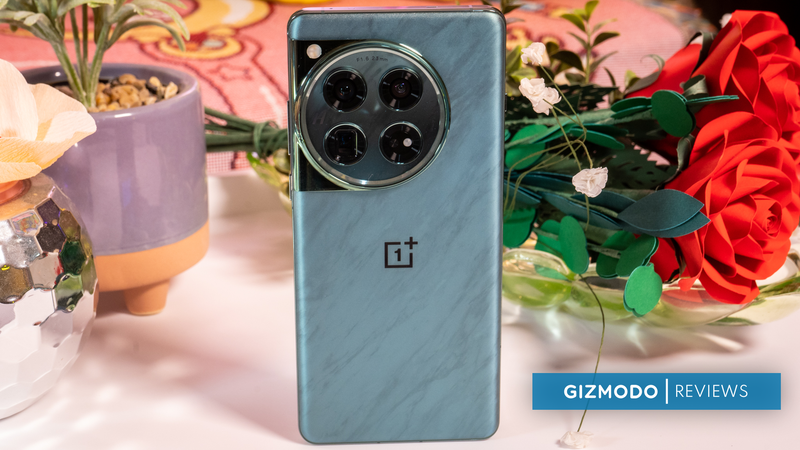 The OnePlus 12 in “flowy emerald.” - Photo: Florence Ion / Gizmodo