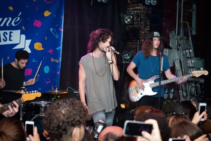 Penn Badgley tiene una banda de música llamada MOTHXR