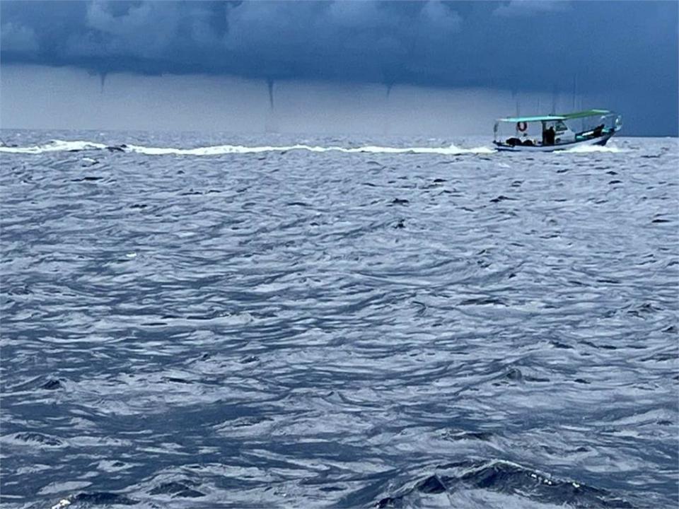 高雄外海突現「5條水龍捲」同時形成　畫面壯觀網嚇：海龍王要現身了