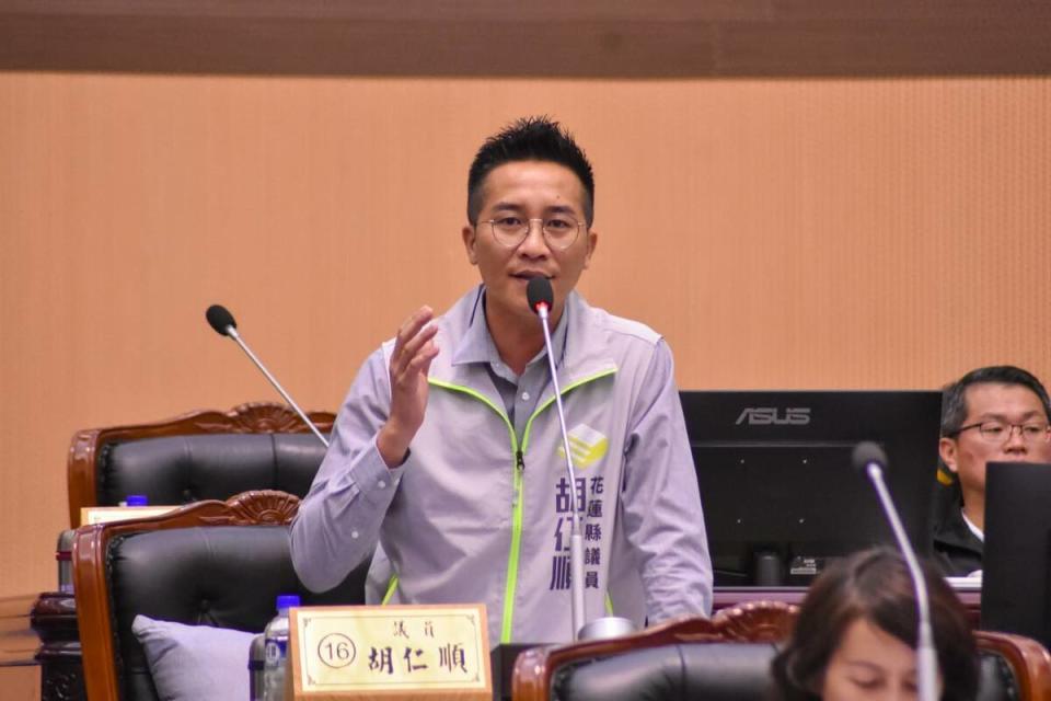 民進黨花蓮縣議員胡仁順表示，在國會改革前，傅崐萁要先改革他自己。   圖：翻攝自胡仁順 Facebook