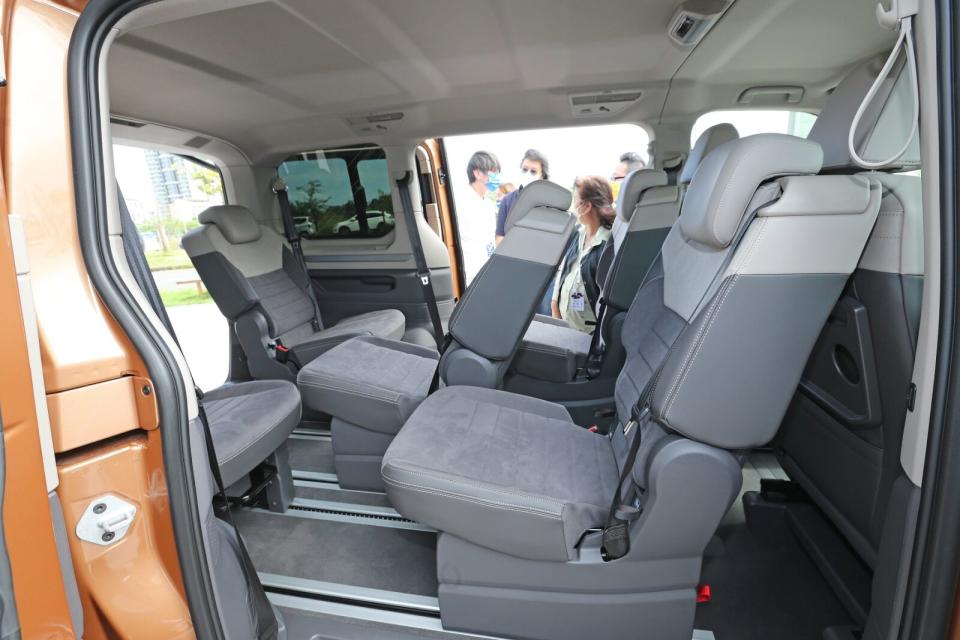 新一代Multivan的第二排座椅取消過往的180度旋轉、改為拆卸後反向安裝，而且全車系皆需另外選配。