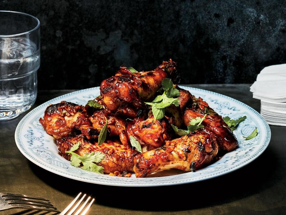 Crispy Garlic-Glazed Chicken Wings