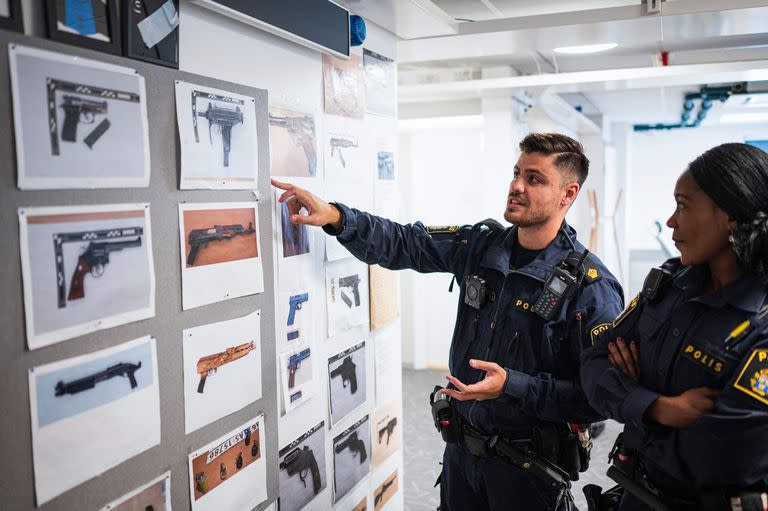 Policías muestran imágenes de armas incautadas