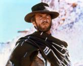 Zum Weltstar machte ihn wenig später der Italiener Sergio Leone. In den drei Italowestern "Für eine Handvoll Dollar", "Für ein paar Dollar mehr" und "Zwei glorreiche Halunken" (1964-1966) gab Eastwood das Klischee vom Revolverhelden. Dazu kam es nur, weil dem Regisseur das Geld für teure Stars fehlte. Er stellte stattdessen den unbekannten, aber sehr gutaussehenden Clint Eastwood ein. (Bild: Silver Screen Collection/Getty Images)