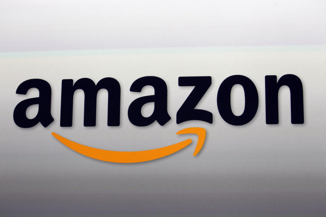 Der Online-Shop Amazon wird für rassistische Mode im Sortiment kritisiert. (Bild: AP Photo)