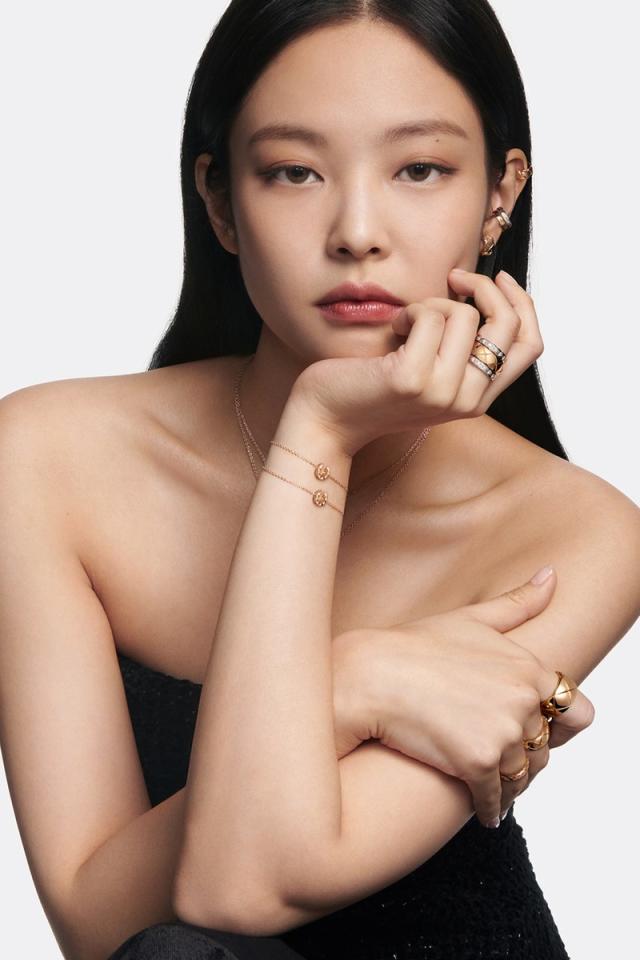 BLACKPINK'S JENNIE Models CHANEL COCO NEIGE 2021 Collection