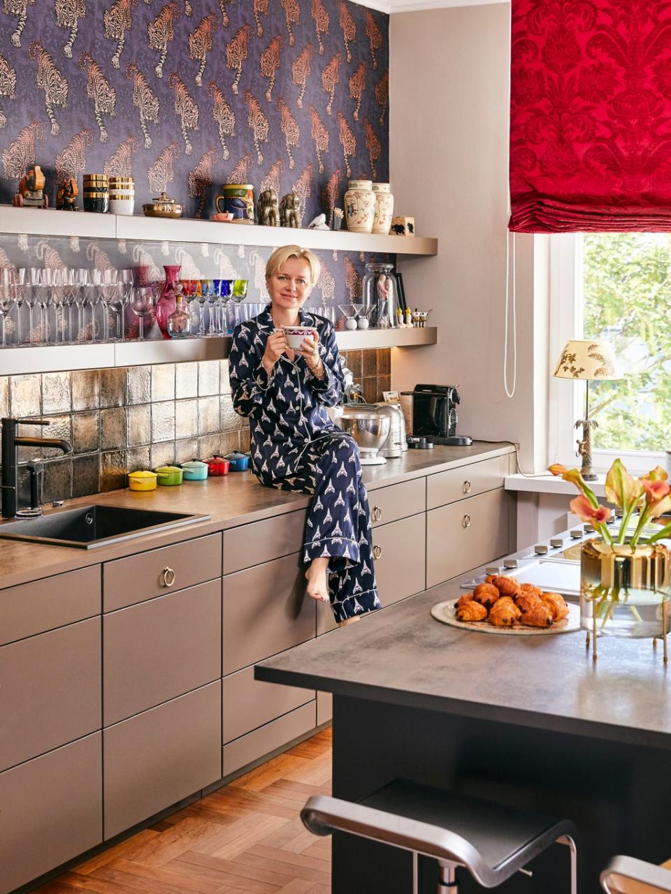 Sturm in her kitchen (Westing)