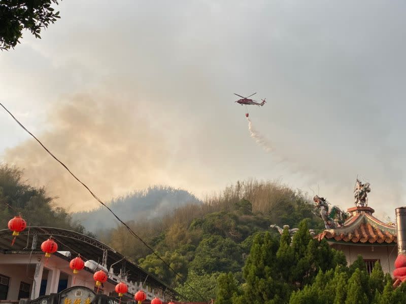 ▲美濃火燒山，空勤總隊出動直升機協助撲滅火勢。（圖／翻攝畫面）