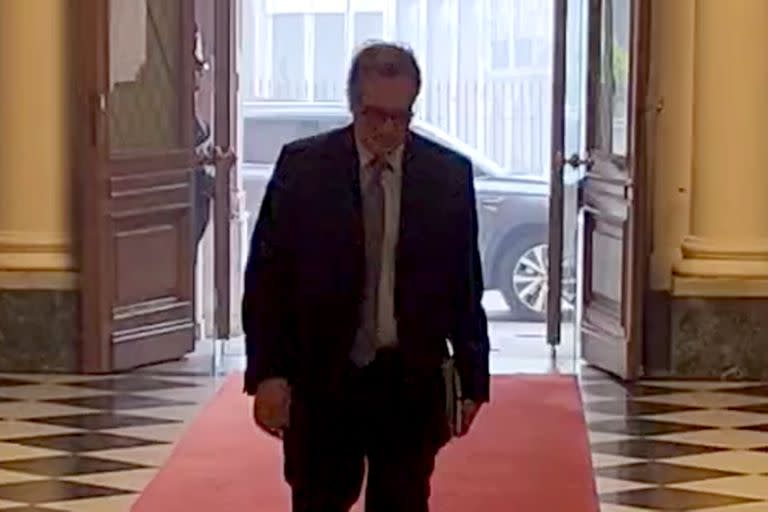 Miguel Pesce, titular del Banco Central, al ingresar días atrás a Casa Rosada para dar explicaciones sobre lo actuado en medio de la nueva corrida